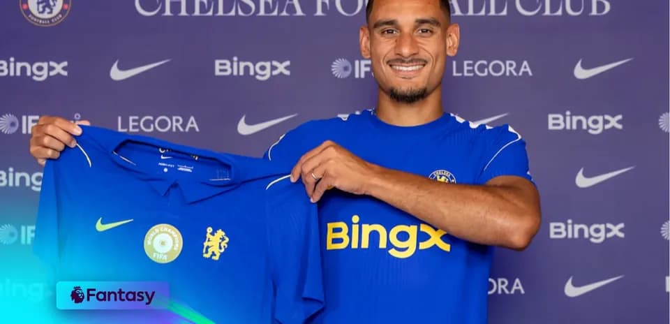 Yangi Chelsea futbolchisi futbolka ushlab turibdi