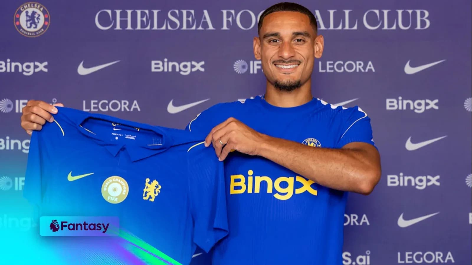 Yangi Chelsea futbolchisi futbolka ushlab turibdi