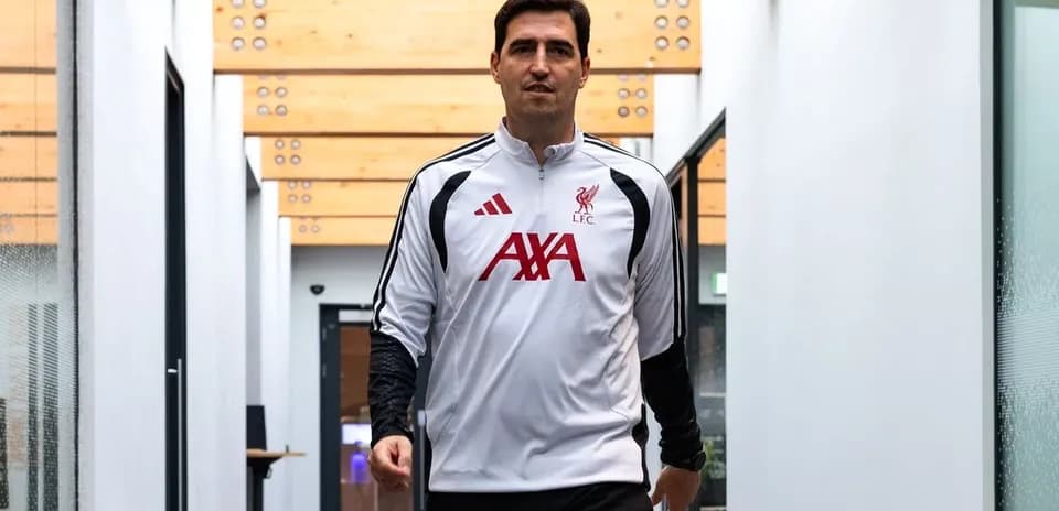 Futbolchi LFC formasi bilan koridorda yurmoqda