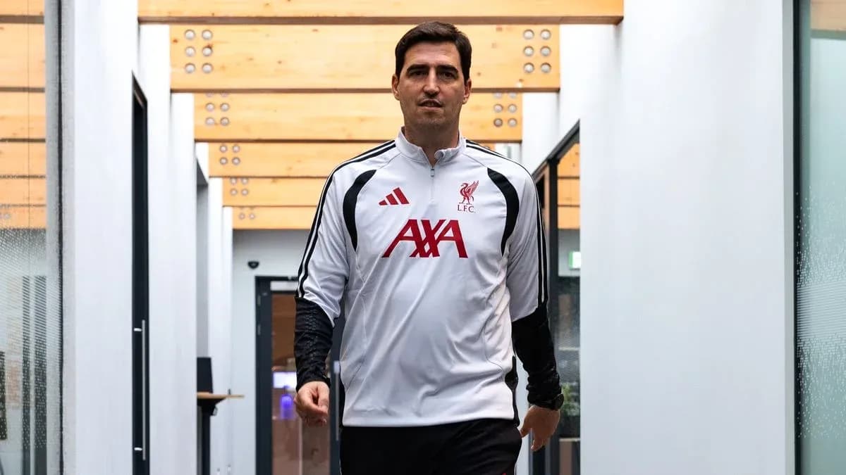 Futbolchi LFC formasi bilan koridorda yurmoqda