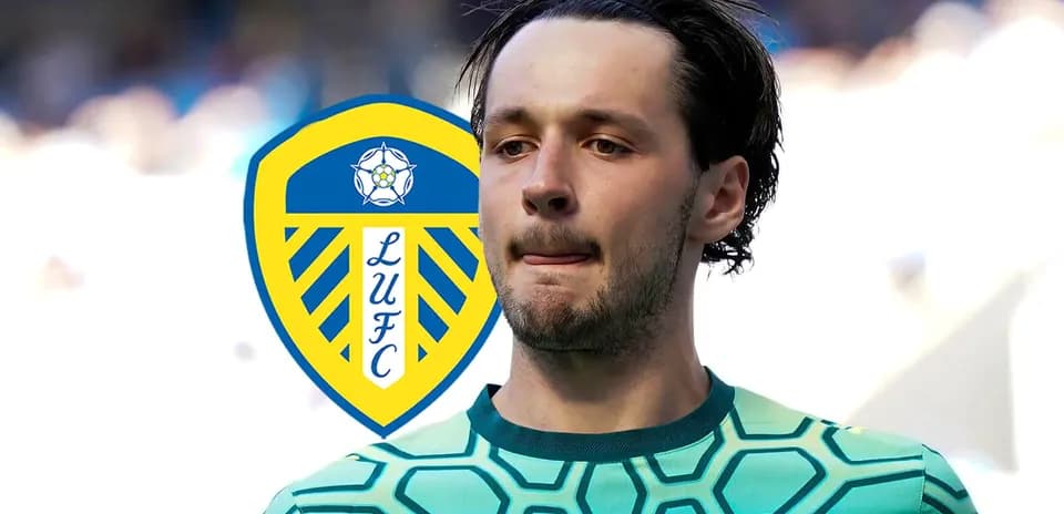 Futbolchi Leeds United emblemasi bilan maydonda