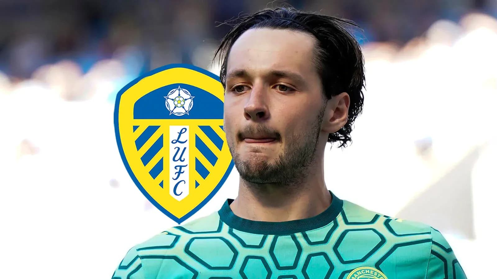 Futbolchi Leeds United emblemasi bilan maydonda