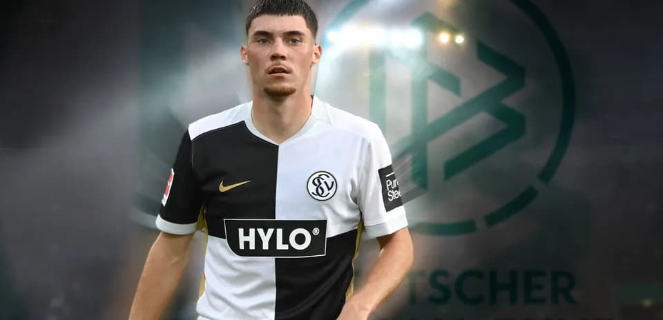 Futbolchi maydonda harakatda, forma kiygan