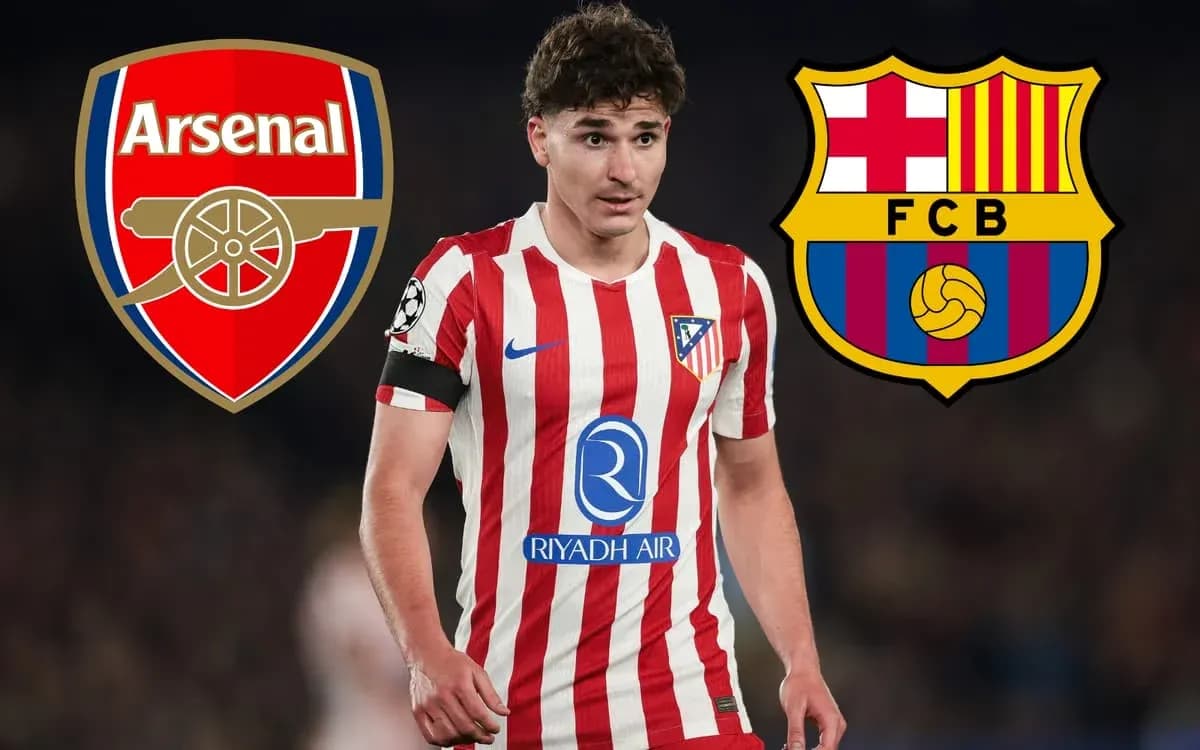 Futbolchi Atletiko Madrid formasi bilan maydonda