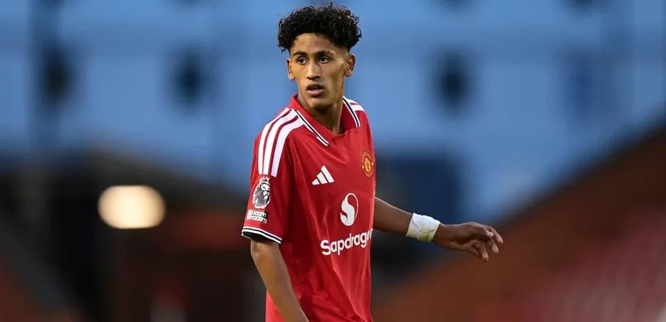 Futbolchi Manchester United formasida maydonda harakatda