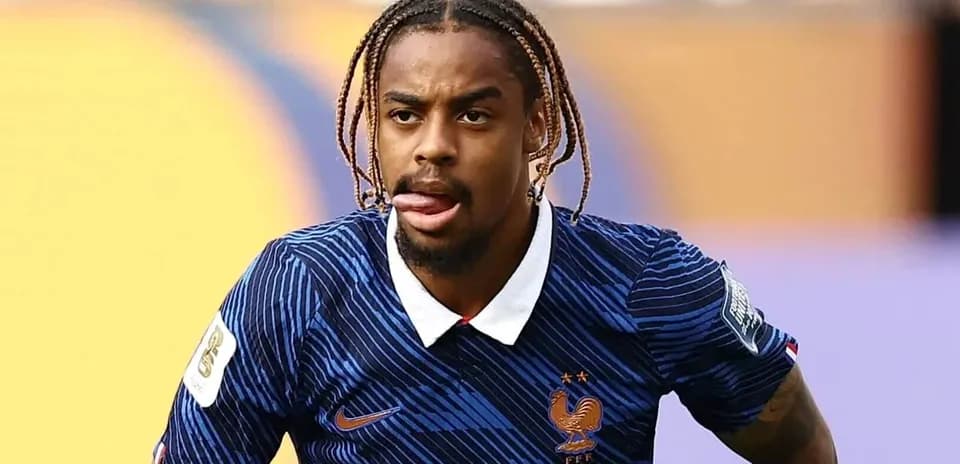 Futbolchi Frantsiya formasi bilan maydonda harakatda