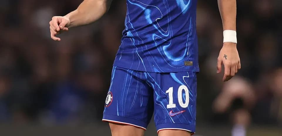 Futbolchi Chelsea formasi bilan to'pni ushlab turibdi