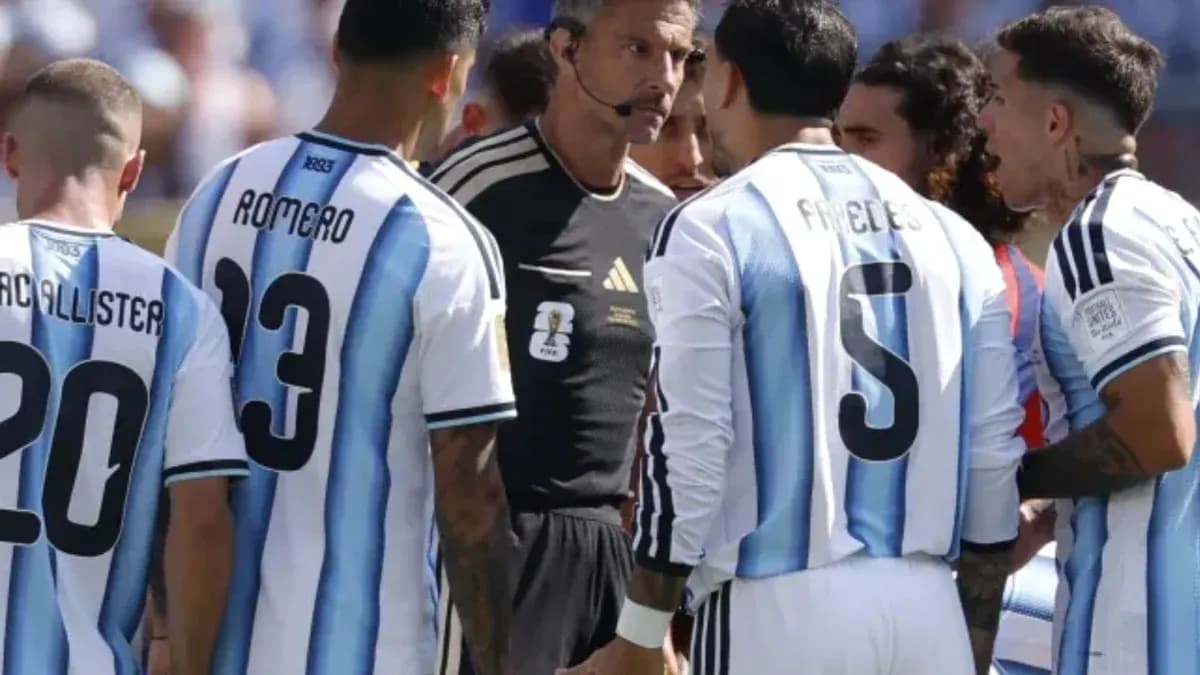 Argentina players discussing with referee during match