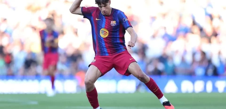 Futbolchi to'pni nazorat qilib bormoqda