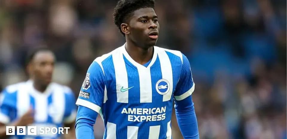 Futbolchi Brighton formasi bilan maydonda
