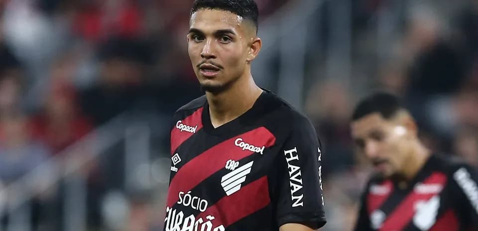 Futbolchi maydoni, qora-qizil formadagi o'yinchi