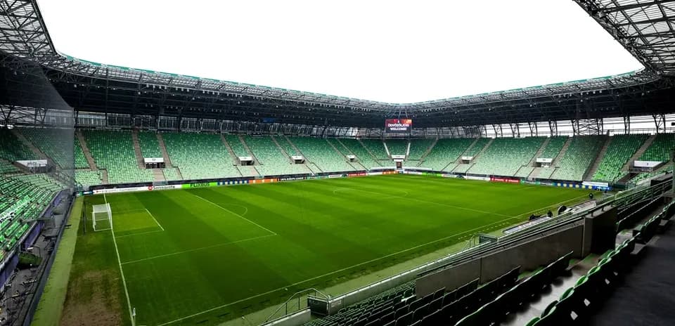 Bo'sh futbol maydoni va tomoshabin joylari
