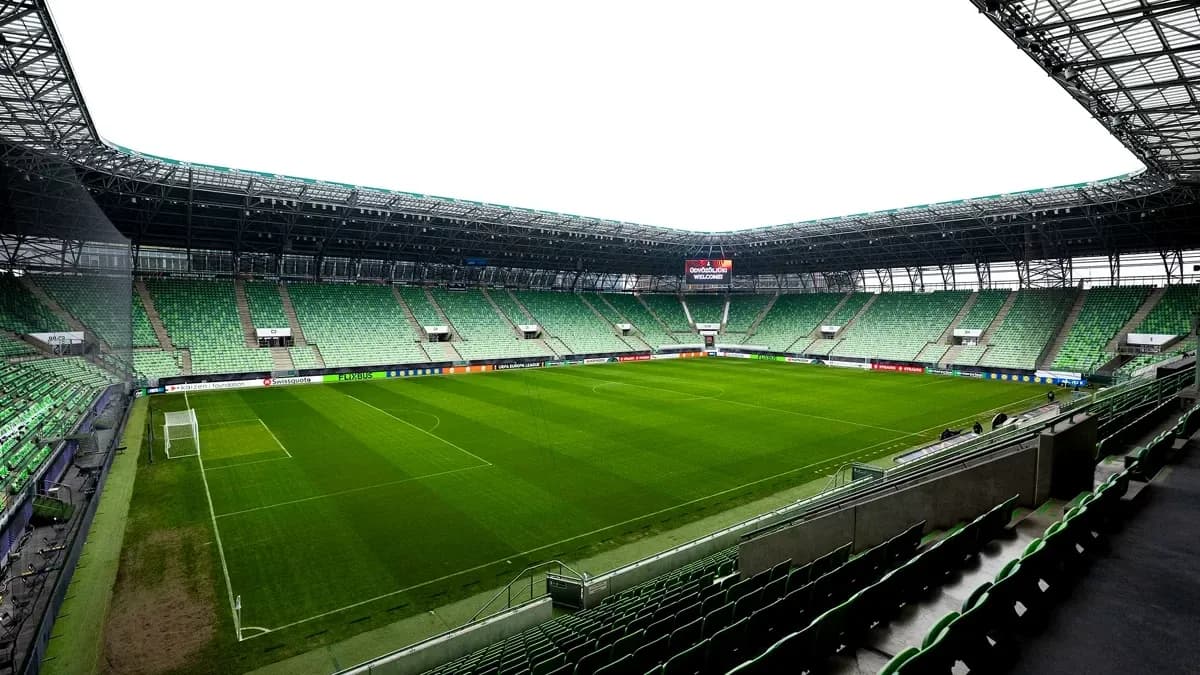 Bo'sh futbol maydoni va tomoshabin joylari