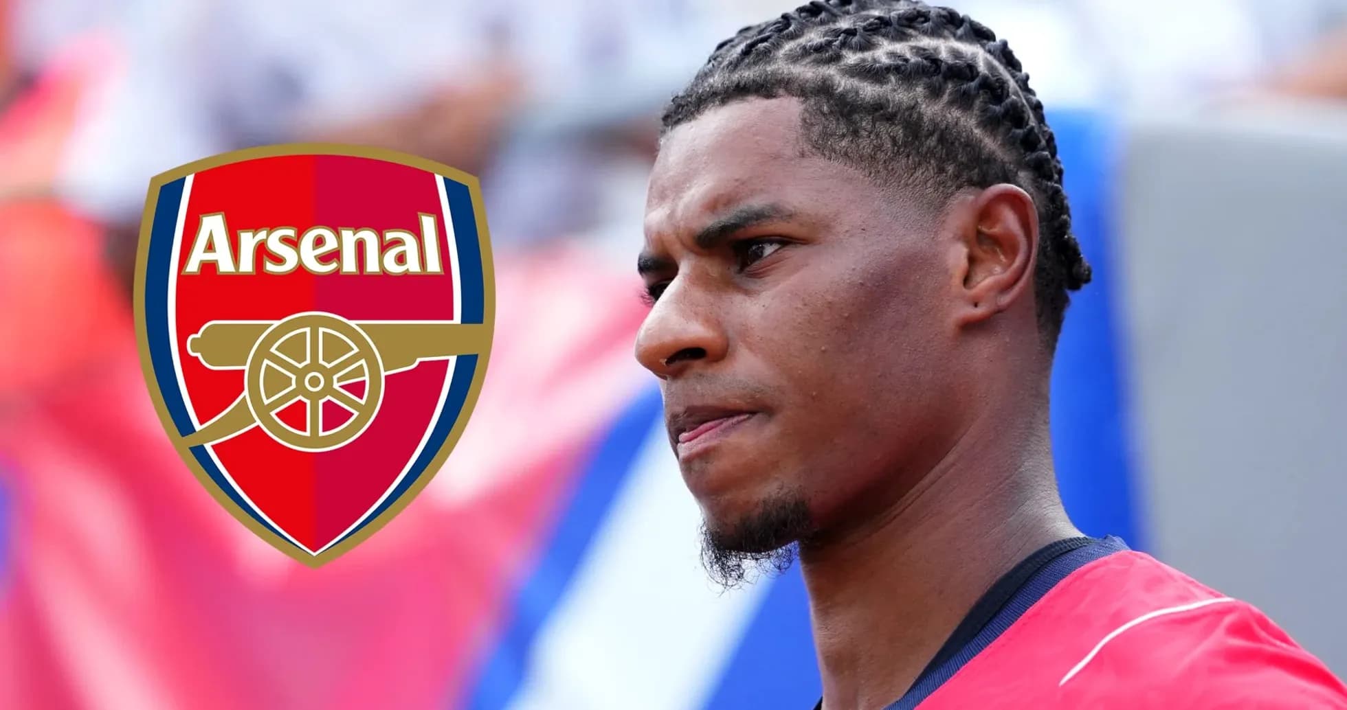 Futbolchi Arsenal logosi oldida turibdi