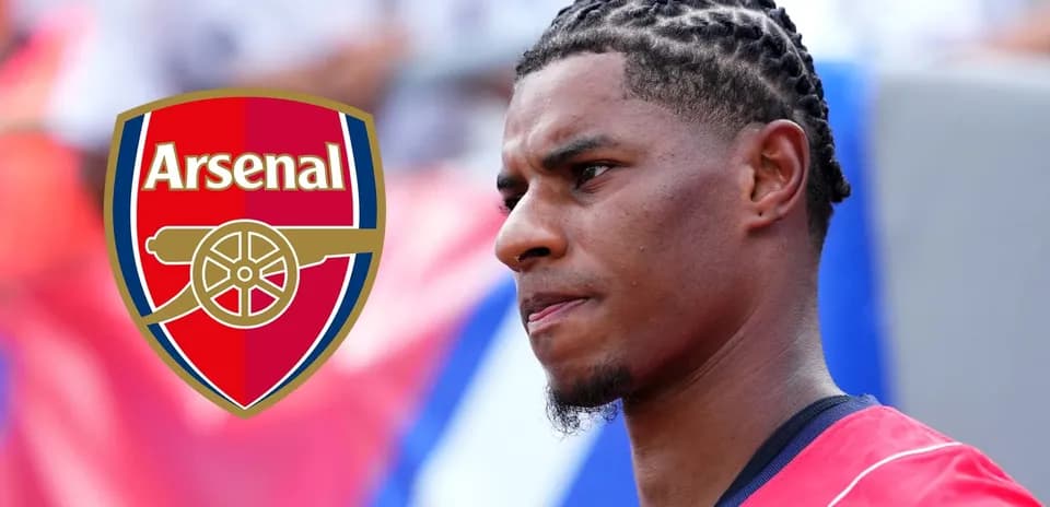 Futbolchi Arsenal logosi oldida turibdi