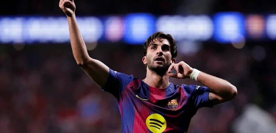 Futbolchi gol urganidan keyin qo'lini ko'tarib turadi
