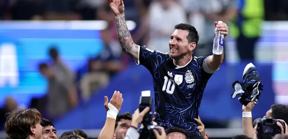 Futbolchilar Messi atrofida g'alaba bilan nishonlamoqda