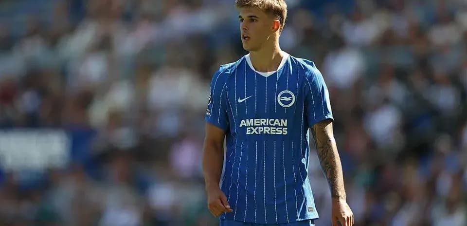 Futbolchi Brighton formasida maydonda turibdi