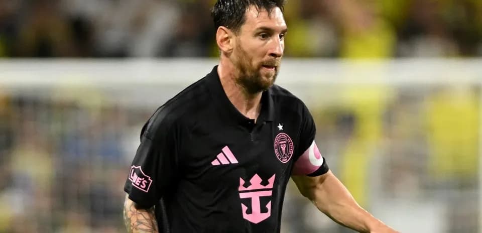 O'yinchi maydonda harakatlanmoqda, qora forma kiygan