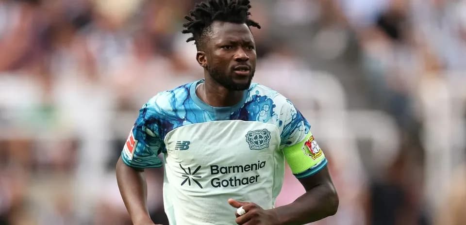 Futbolchi maydonda harakatda, Bayer Leverkusen formasi kiygan