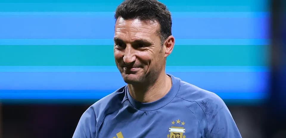 Futbol jamoasi murabbiyi maydonda kulgili ko'rinishda