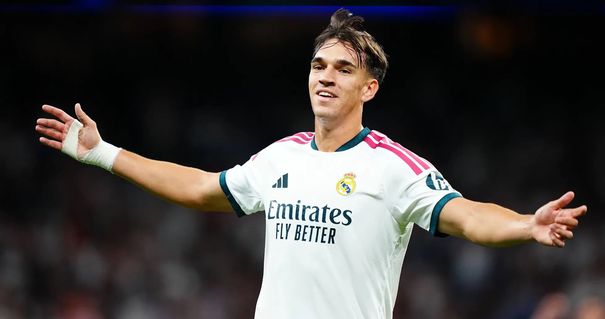 Futbolchi Real Madrid formasida maydonda turibdi