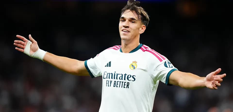 Futbolchi Real Madrid formasida maydonda turibdi