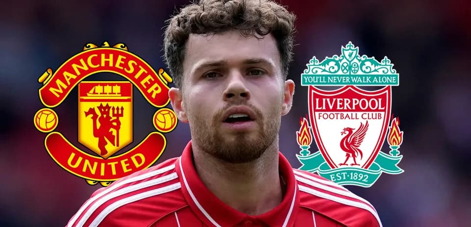 Futbolchi Manchester United va Liverpool logotiplar bilan