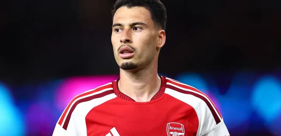 Futbolchi Arsenal formasida, o'yin davomida