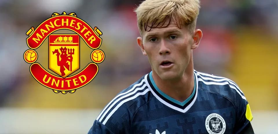 Futbolchi Manchester United emblemasi bilan maydonda