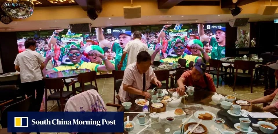 Restaurand ichida futbol o'yinini tomosha qilayotgan odamlar