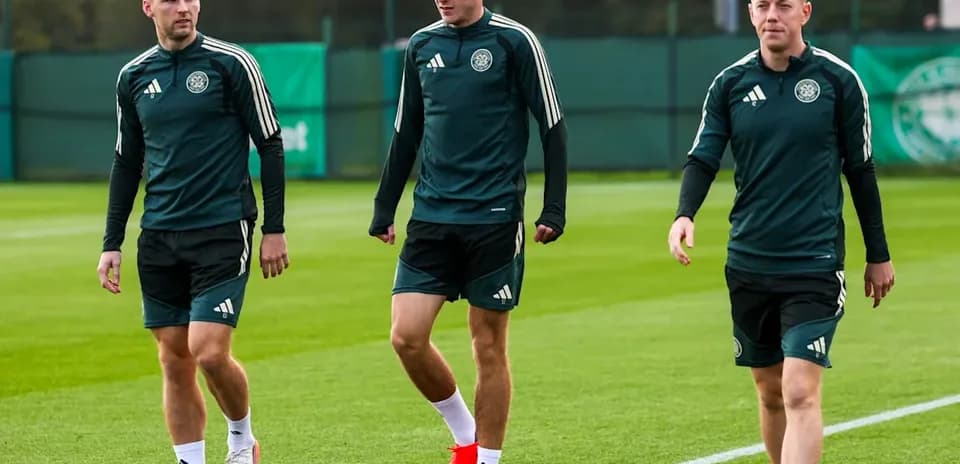 Uchta futbolchi trening maydonida yurmoqda