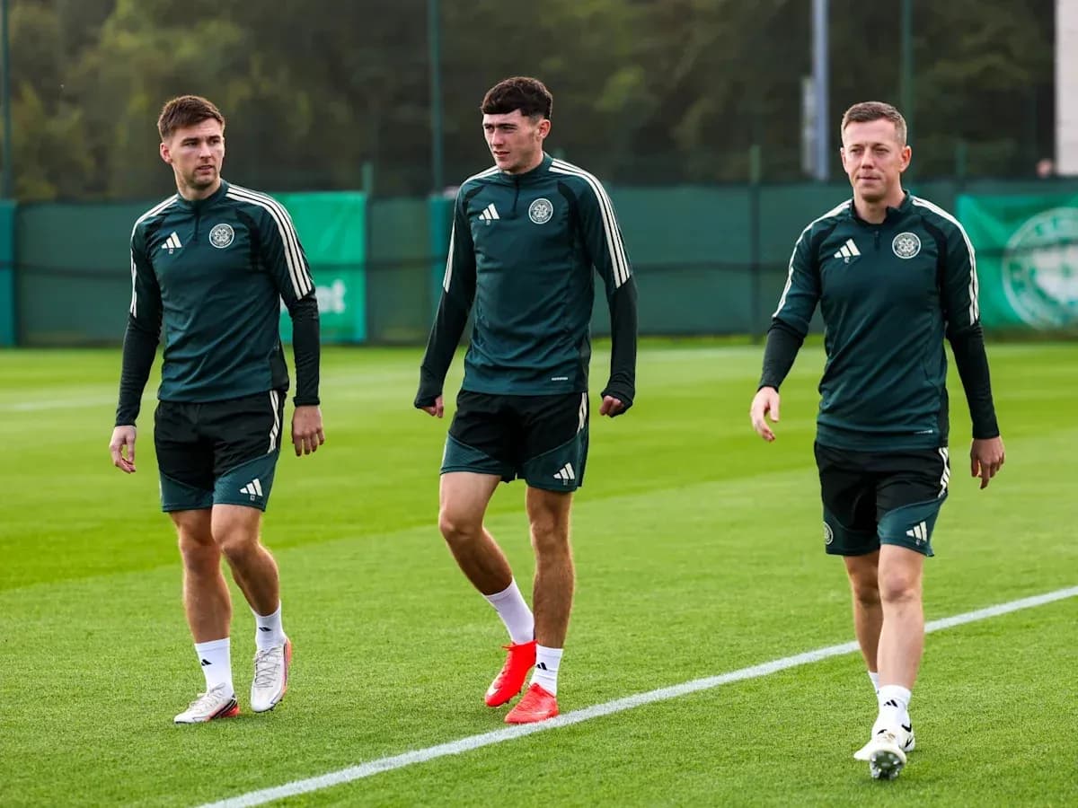 Uchta futbolchi trening maydonida yurmoqda