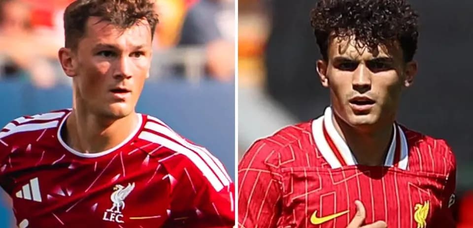 Ikkita futbolchi LFC formasida o'yin paytida