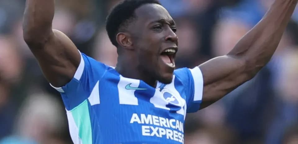 Futbolchi gol urganidan keyin xursandchilik bildirmoqda