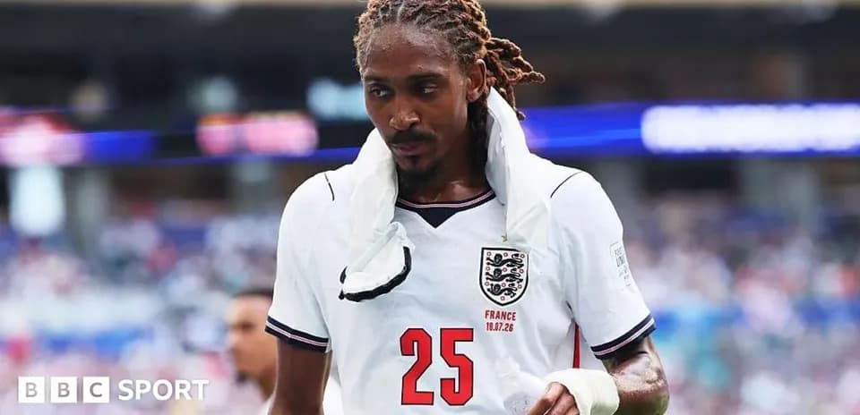 Futbolchi maydondan chiqib ketmoqda, England formasi kiygan