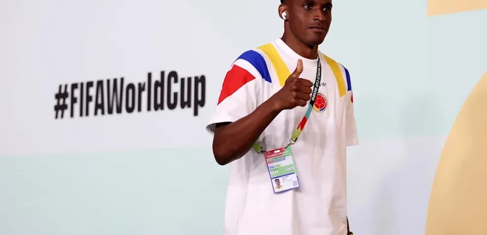 Futbolchi FIFA Jahon Kubogida ko'rsatma berayotgan