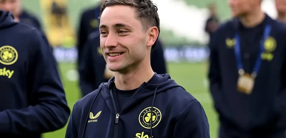 Futbolchi stadionda jamoasi bilan tayyorgarlikda
