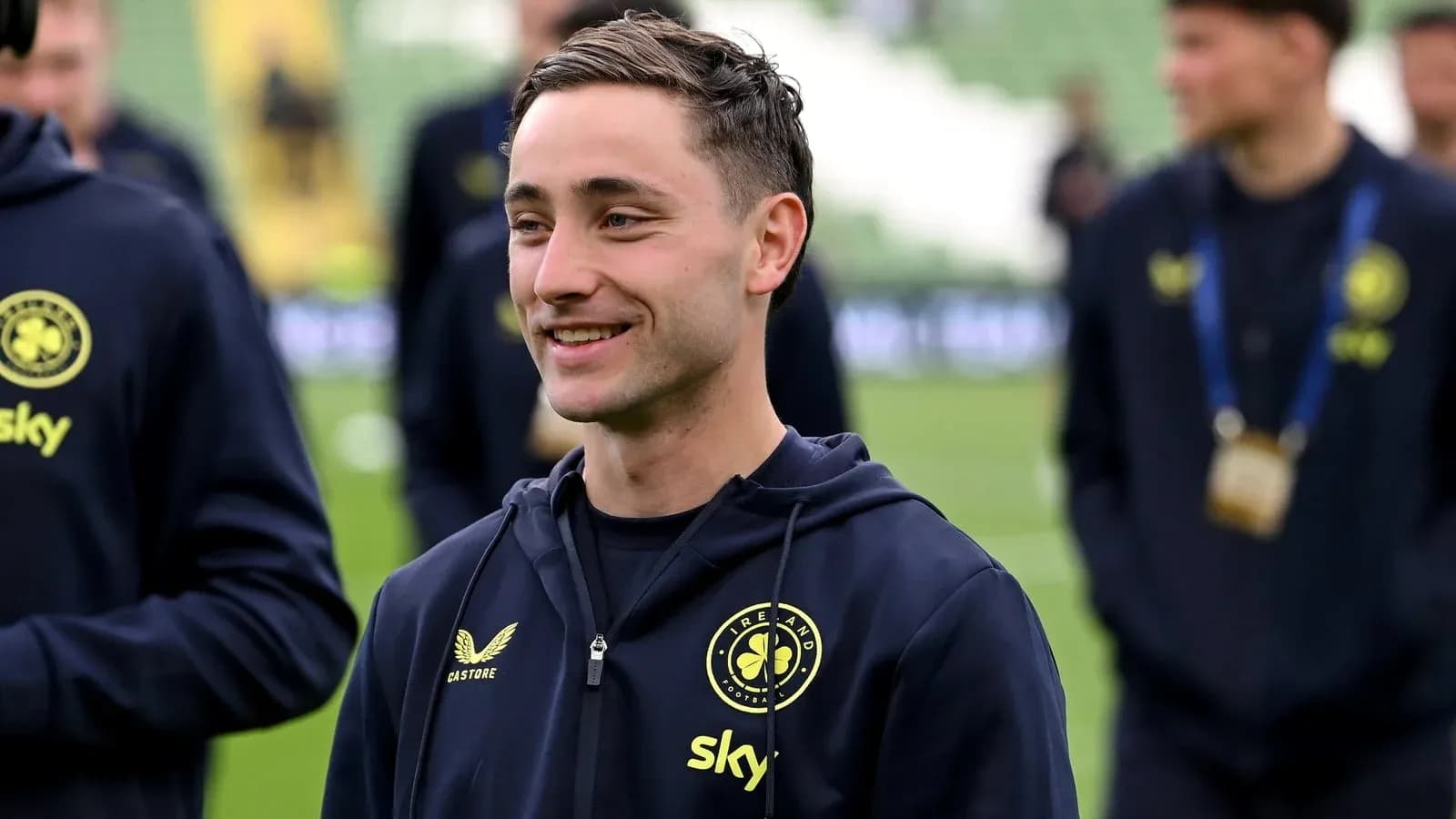 Futbolchi stadionda jamoasi bilan tayyorgarlikda