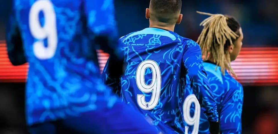 Futbolchilar 9 raqami bilan ko'ylak kiygan