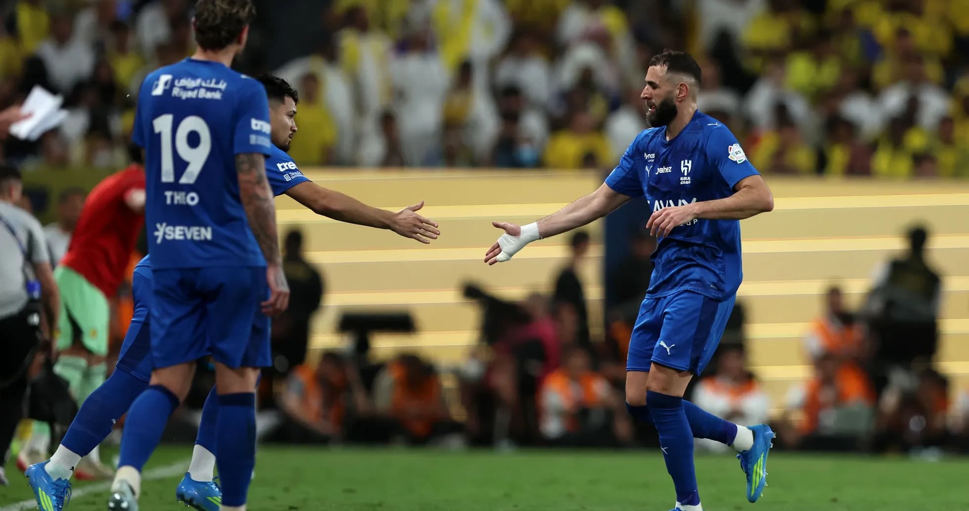 Futbolchilar bir-biriga qo'l berishmoqda