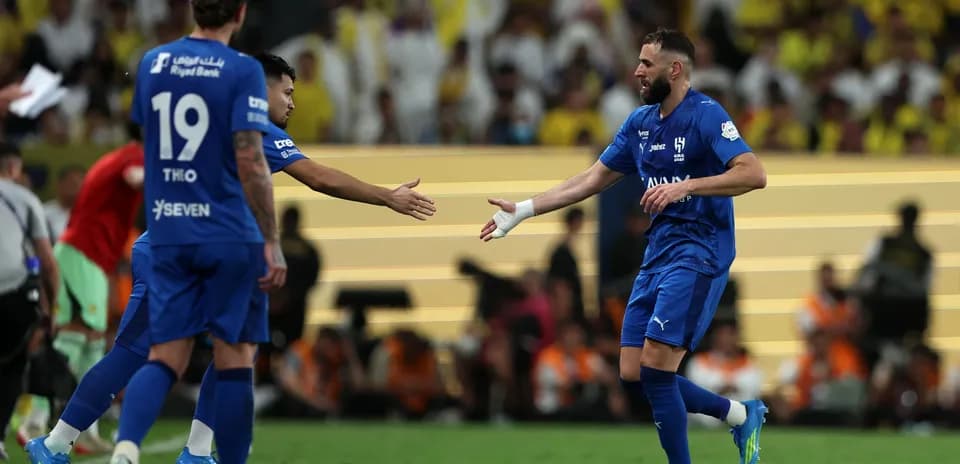 Futbolchilar bir-biriga qo'l berishmoqda