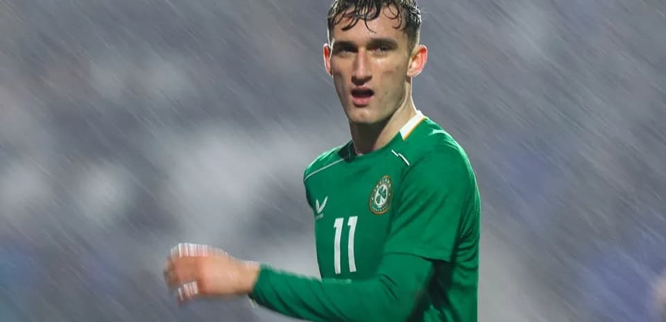 Futbolchi yomg'irda o'yin davomida harakatda