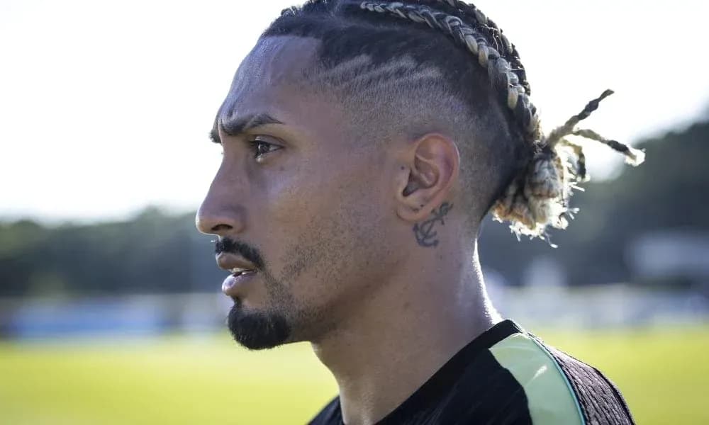 Futbolchi mashg'ulotda, yon tomondan ko'rinishi