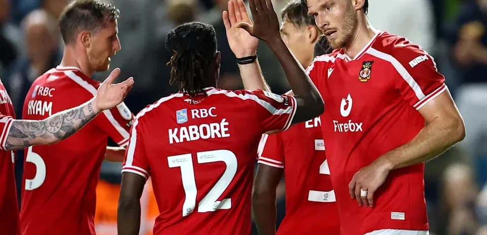 Futbolchilar bir-biriga salom berishmoqda