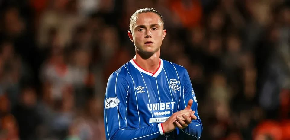 Futbolchi Rangers formasida maydonda qo'llarini chalqanmoqda