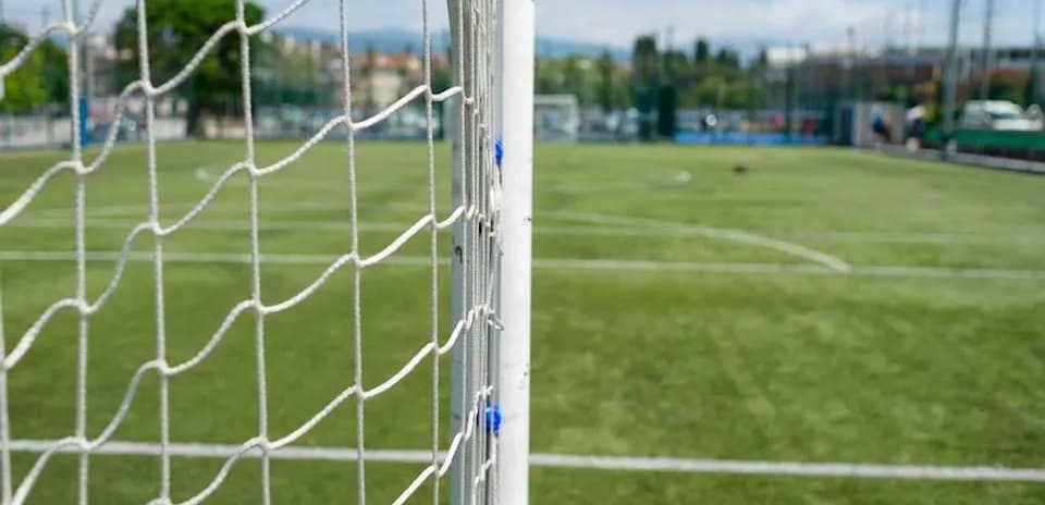 Futbol darvozasining tarmog'i va maydon