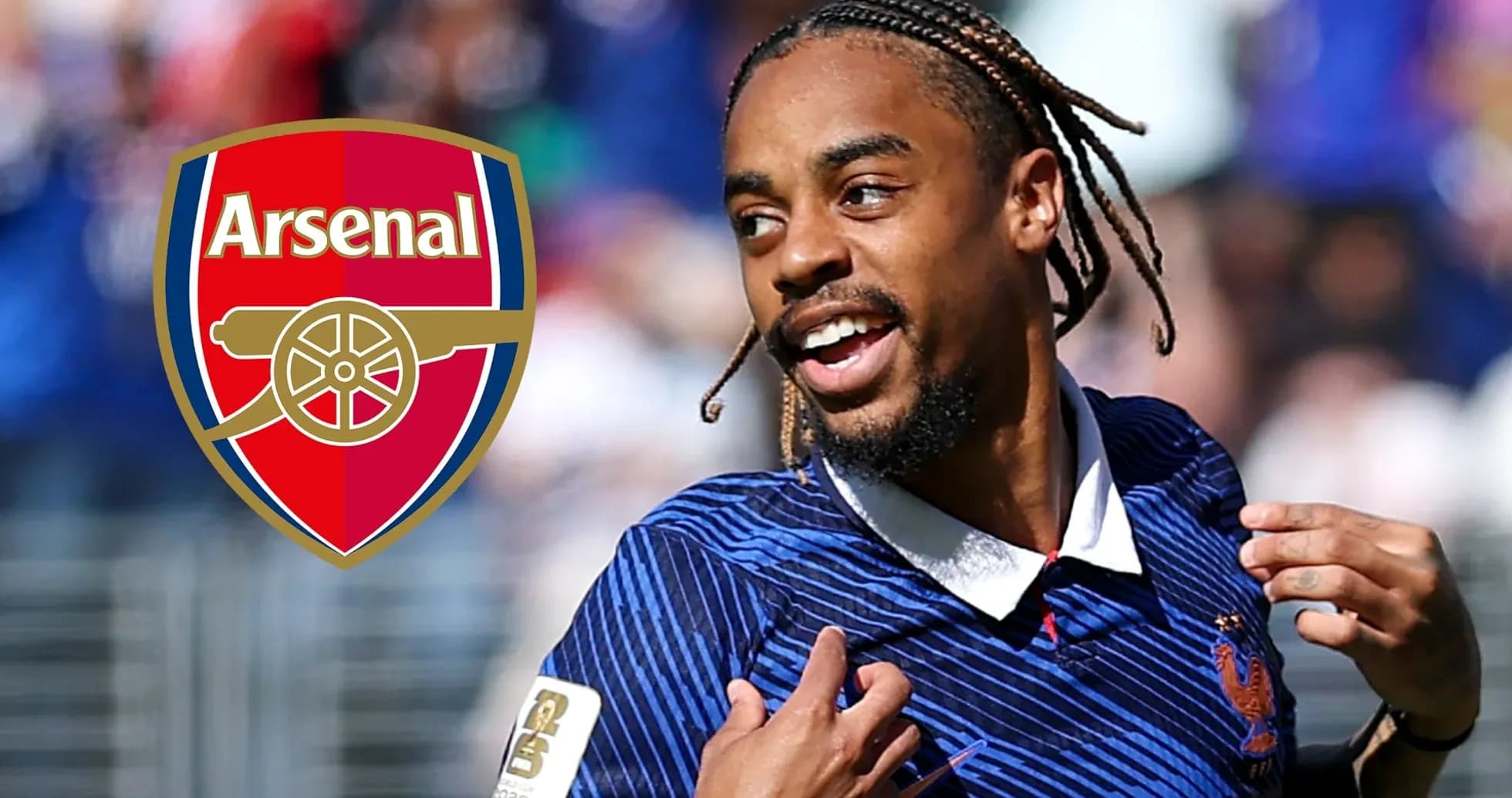 Futbolchi Arsenal logosi bilan maydonda