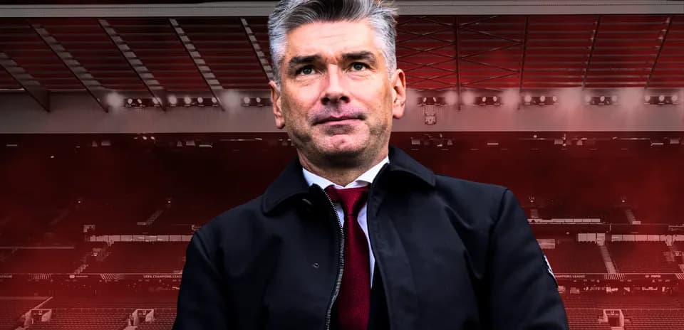 Bosh murabbiy stadion oldida turibdi