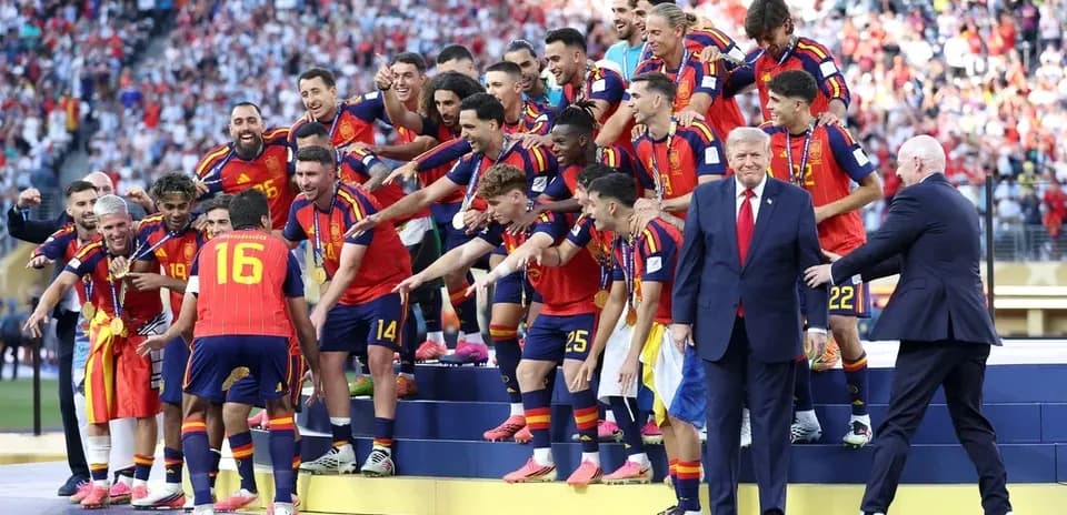 Ispaniya futbol jamoasi kubok bilan sahnada turibdi